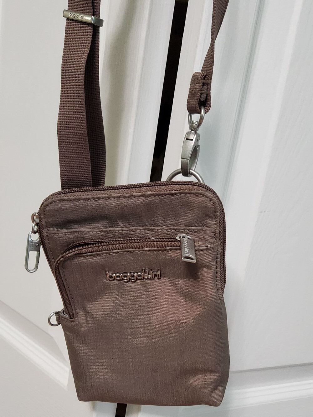 NWOT Baggallini Brown Compact Crossbody Phone Pouch